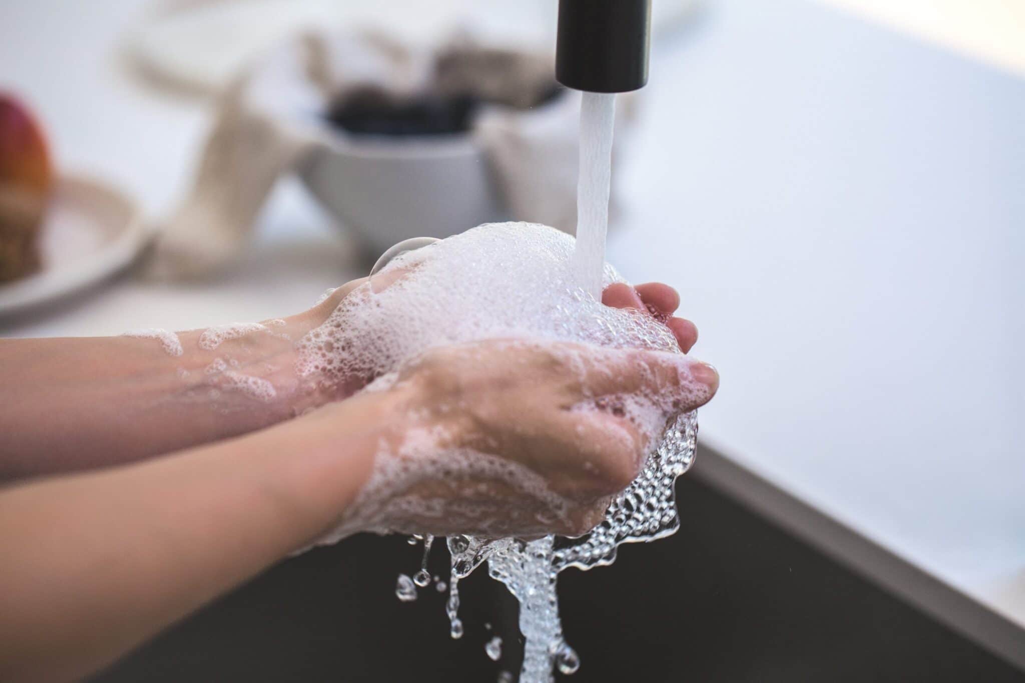 Hygiène De L'eau Et Lavage Des Mains Dans La Cuisine Avec Une